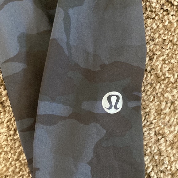 LULULEMON camouflage leggings size 2 or 4 - Picture 2 of 3